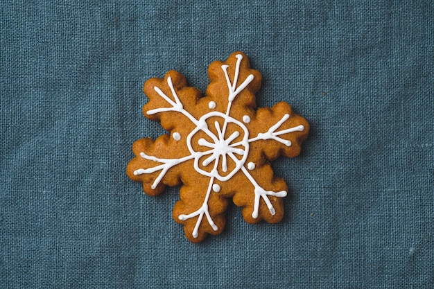 Photo biscuits de pain d'épice du nouvel an sur une serviette en lin. biscuits de noël.