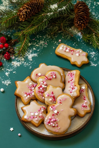 Biscuits de pain d'épice faits maison de cuisson de Noël avec le glaçage