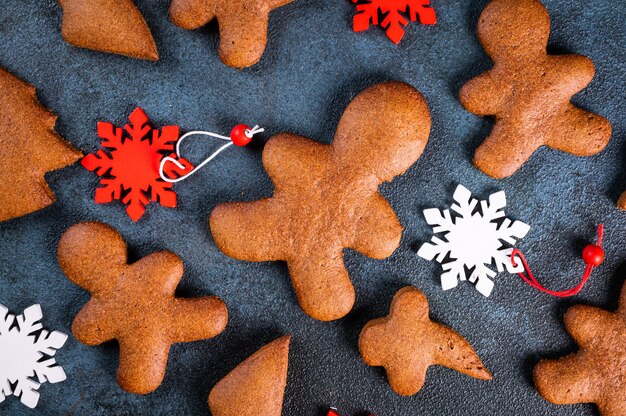 Biscuits de pain d'épice faits maison sur fond sombre. Composition de Noël, fond de nouvel an. Numéro 2022 avec des cookies. Dessert de Noël. Appartement du nouvel an.