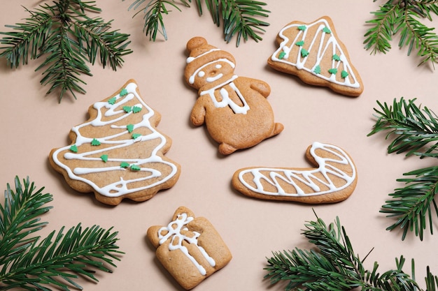 Photo biscuits de pain d'épice faits maison de noël avec des brindilles de pin.