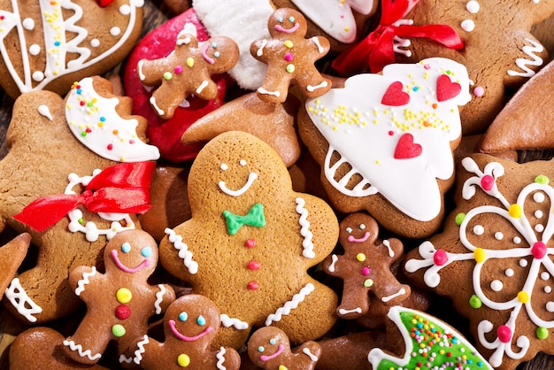 Biscuits de pain d'épice faits maison de Noël comme arrière-plan, vue de dessus