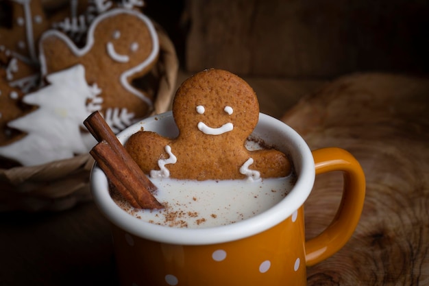 Biscuits de pain d'épice faits maison de Noël, homme de pain d'épice sur la table en bois