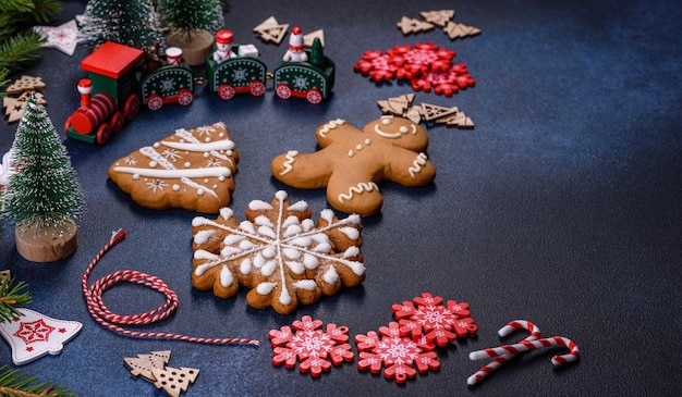 Biscuits de pain d'épice faits maison de Noël sur une table en béton foncé