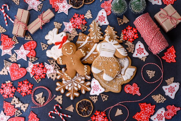 Biscuits de pain d'épice faits maison de Noël sur une table en béton foncé