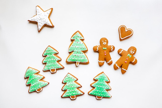 Biscuits de pain d'épice festifs faits à la main sous forme d'étoiles et d'arbres de Noël et de coeurs pour la Saint-Valentin