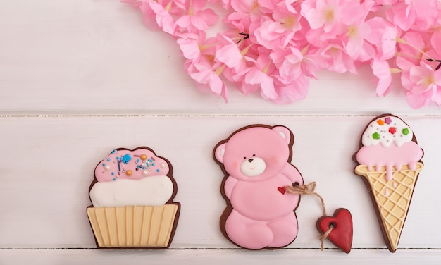 Biscuits de pain d'épice avec des fleurs.