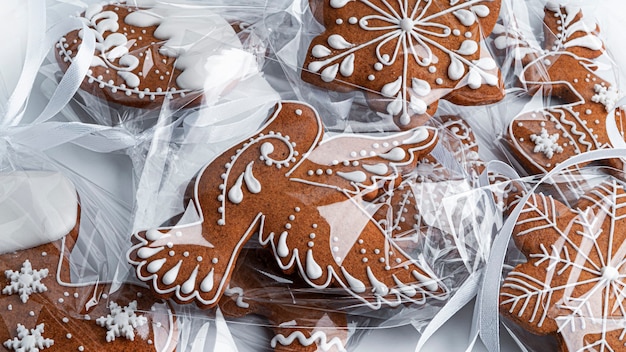 Biscuits de pain d'épice sur fond blanc. Photo de haute qualité