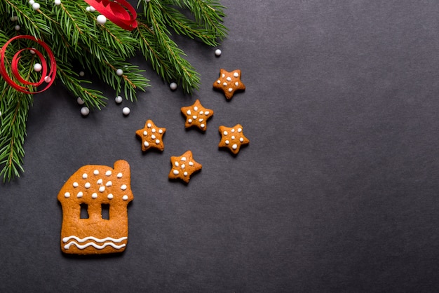 Biscuits de pain d'épice sur fond noir, concept de Noël