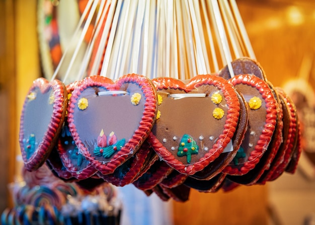 Biscuits de pain d'épice en forme de coeur sur le marché de Noël de l'Allemagne en Europe en hiver. Rue de nuit allemande Xmas et foire de vacances dans une ville ou une ville européenne, décembre. Gendarmenmarkt à Berlin