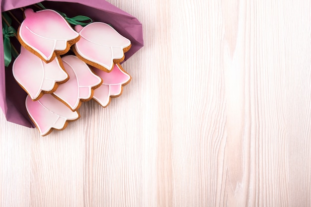 Biscuits de pain d'épice en forme de tulipes sur table en bois