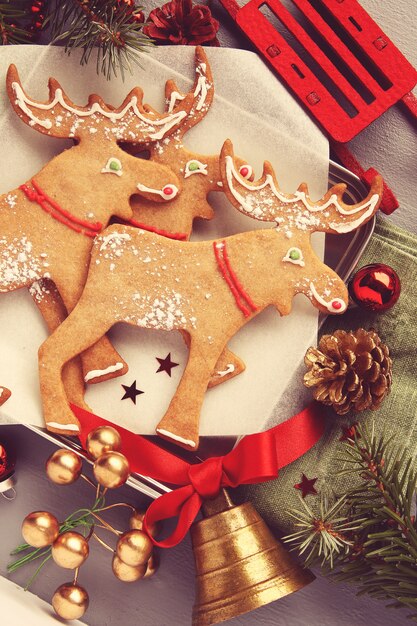 Biscuits de pain d'épice en forme de wapiti avec décoration