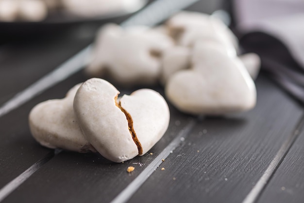 Biscuits de pain d'épice avec le glaçage au sucre sur le tableau noir