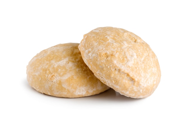 Biscuits de pain d'épice isolés sur fond blanc