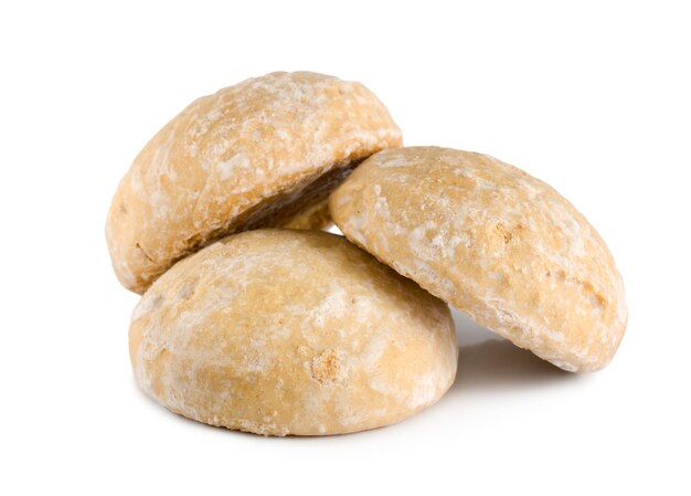 Biscuits de pain d'épice isolés sur fond blanc