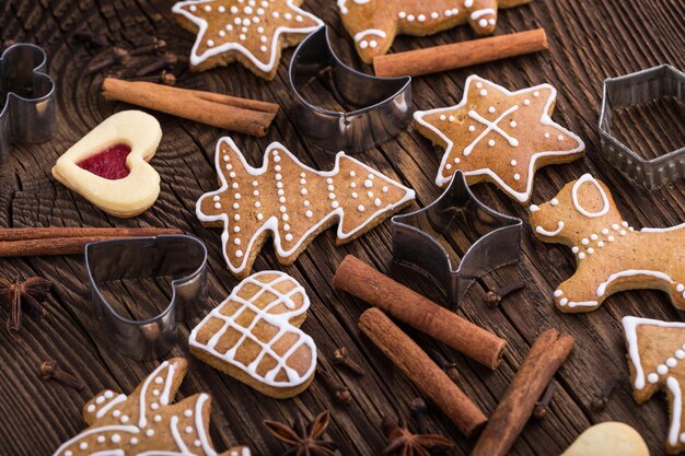 Biscuits de pain d'épice maison de Noël sur fond de bois