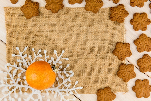 Biscuits de pain d'épice maison de Noël avec une mandarine