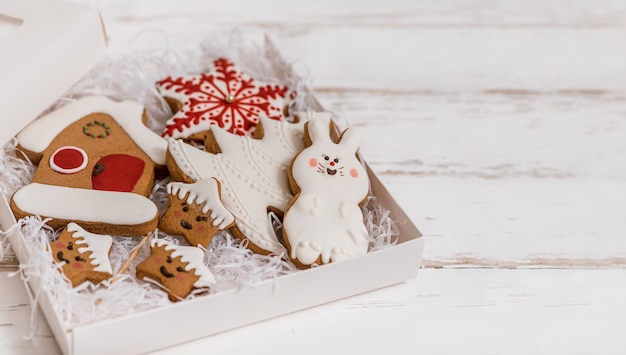 Biscuits de pain d'épice maison de Noël sur table en bois.