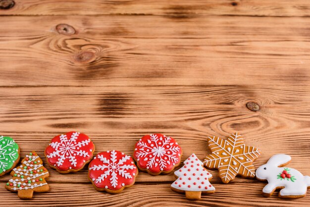 Biscuits de pain d'épice maison de Noël sur une table en bois