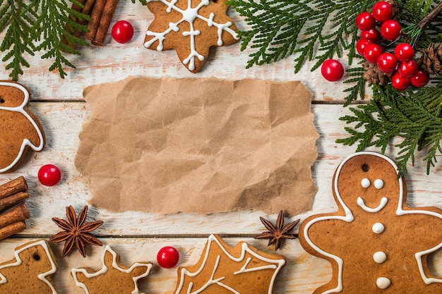 Biscuits de pain d&#39;épice maison de Noël sur la table avec espace de copie