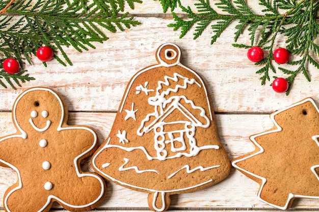 Biscuits de pain d&#39;épice maison de Noël sur la table