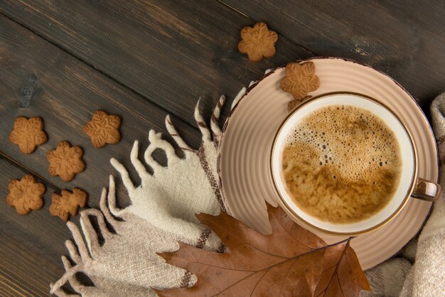 Biscuits de pain d'épice maison avec une tasse de café