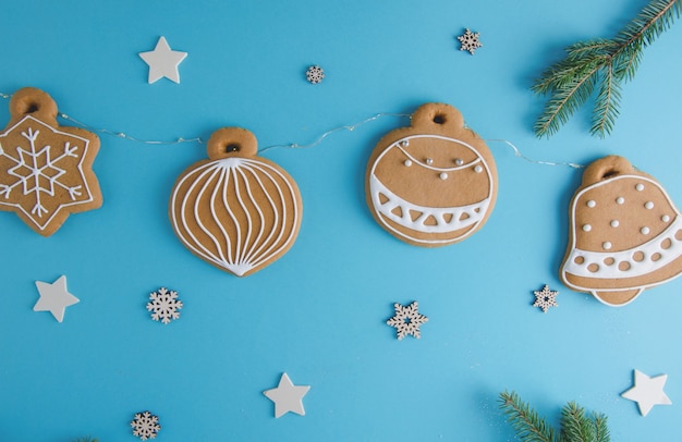 Photo biscuits de pain d'épice de noël sur bleu. vue de dessus