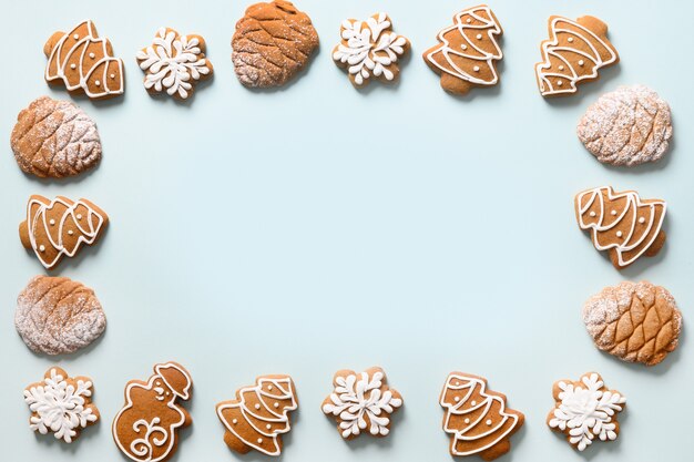 Biscuits de pain d'épice de Noël en bleu