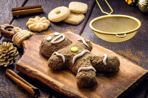 Biscuits de pain d'épice de Noël, bonhomme de pain d'épice fait maison, cuit au four, dessert de Noël de cuisson