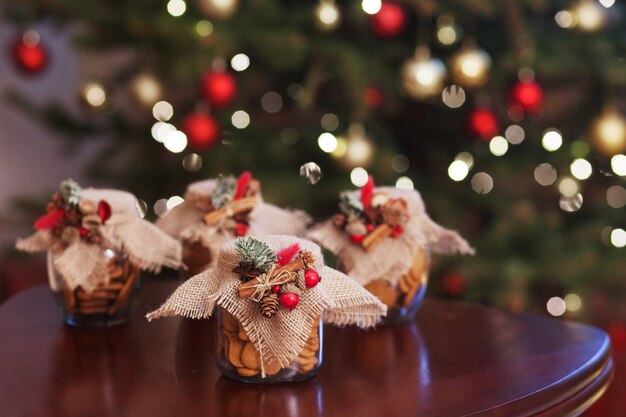 Biscuits de pain d'épice de Noël dans le bocal en verre. Festive avec bokeh et lumière. Nouvel An et carte de Noël. Conte de fées magique