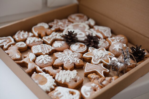 biscuits de pain d'épice de Noël dans une boîte