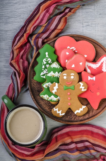 Biscuits de pain d'épice de Noël dans un bol sur la table