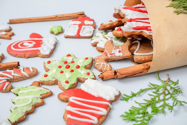 Biscuits de pain d'épice de Noël dans un sac sur une surface blanche