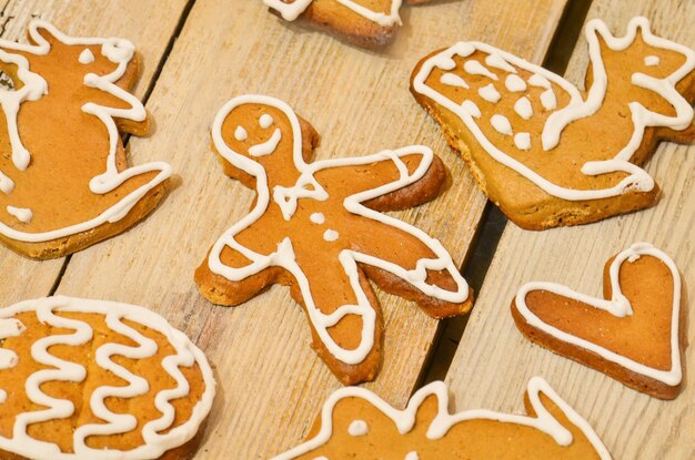 Biscuits de pain d'épice de Noël décorés de glaçage Biscuits de pain d'épice de Noël sur la vue de dessus de table en bois