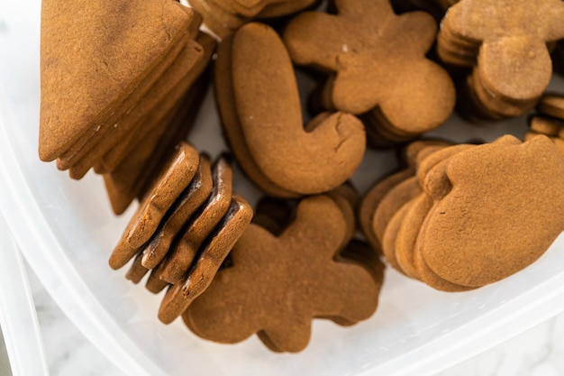 Des biscuits de pain d'épice de Noël avec du glaçage royal