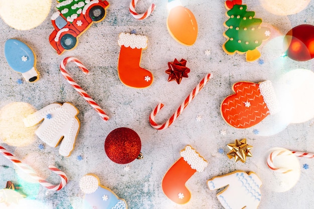 Biscuits de pain d'épice de Noël et du nouvel an sur des bonbons de table biscuits savoureux glaçage au sucre glace