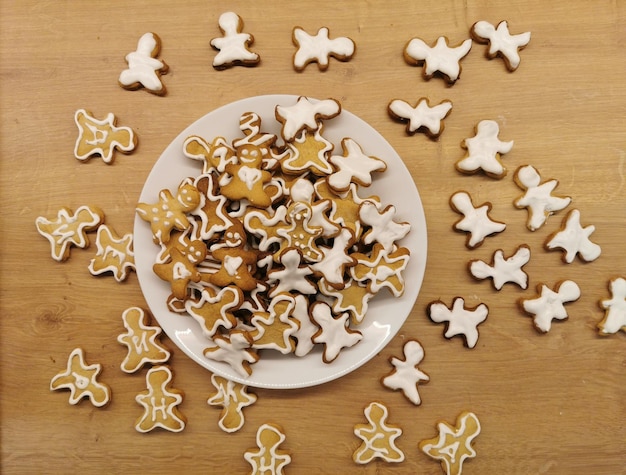 Biscuits de pain d'épice de Noël faits maison dans une assiette blanche Vue d'en haut Nourriture de fête