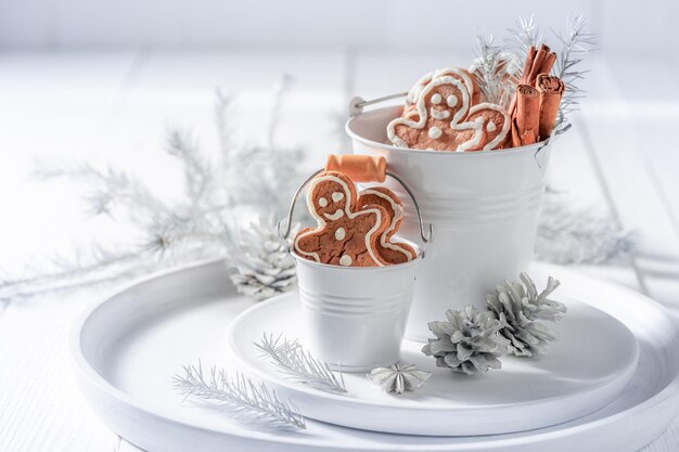 Biscuits de pain d'épice de Noël faits maison dans un petit seau