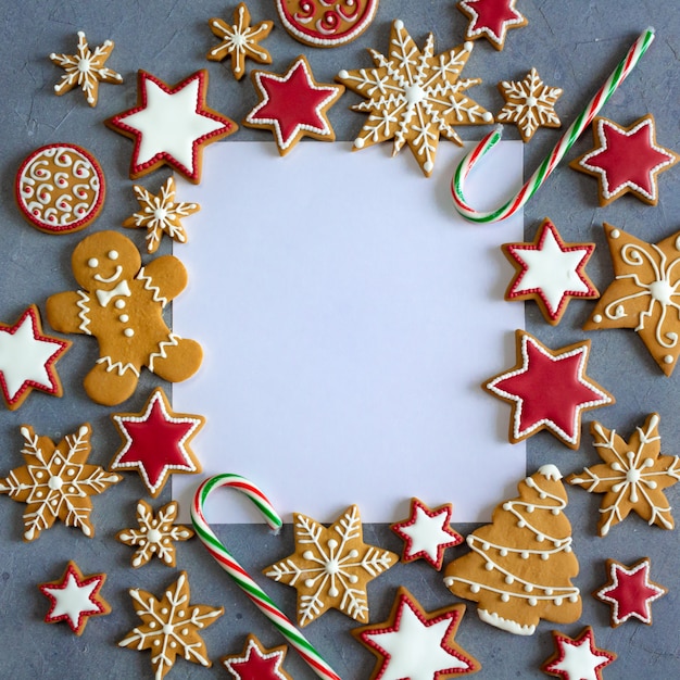 Biscuits de pain d'épice de Noël avec une feuille de papier