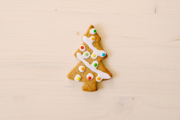 Biscuits de pain d'épice de Noël sur fond de bois ancien. Joyeux Noel et bonne année. Concept de cuisson de Noël. Vue de dessus.