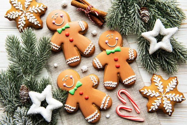 Biscuits de pain d'épice de Noël sur fond textile