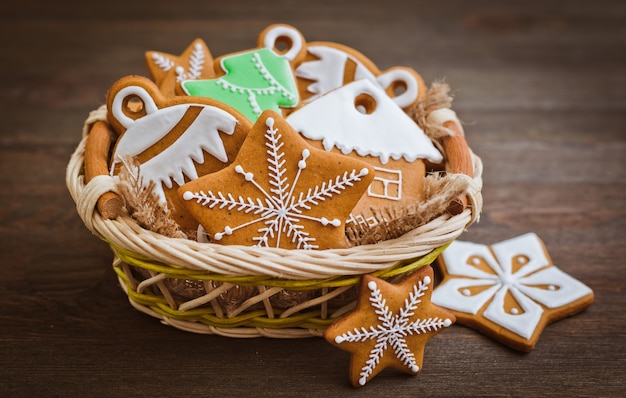 Biscuits de pain d'épice de Noël en forme d'étoile se trouvent sur une surface en bois brun foncé