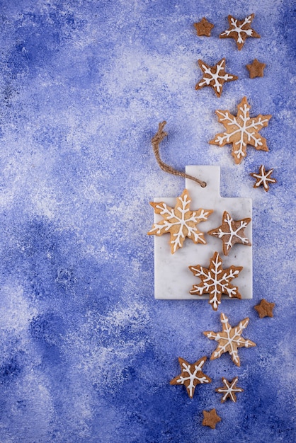 Biscuits de pain d'épice de Noël en forme de flocon de neige