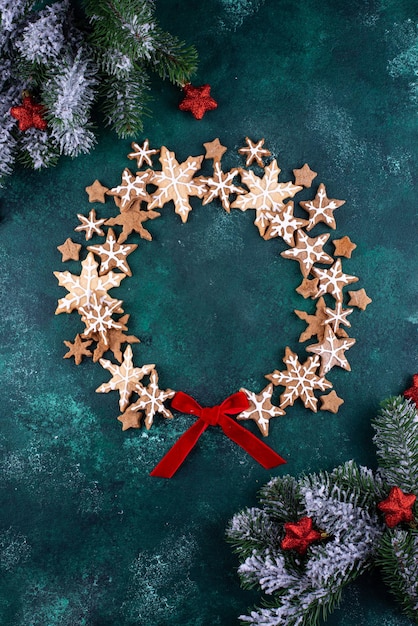 Biscuits de pain d'épice de Noël en forme de flocon de neige