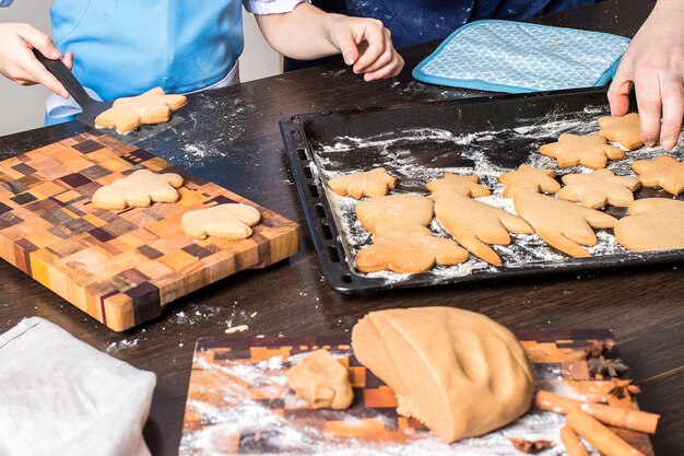 Biscuits de pain d&#39;épice de Noël et des mains d&#39;enfants.