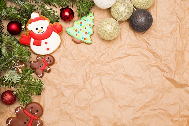 Biscuits de pain d'épice de Noël sur papier d'emballage Papier peint de Noël