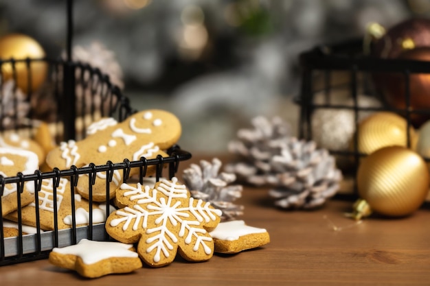 Biscuits de pain d'épice de Noël sur table en bois avec espace de copie