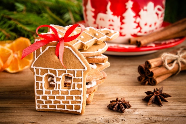 Biscuits de pain d'épice de Noël sur une table en bois rustique