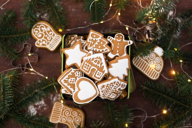 Biscuits de pain d'épice de Noël sur une table en bois