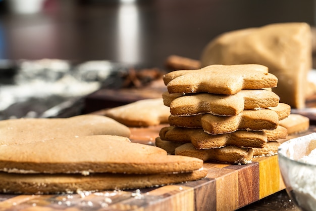 Biscuits de pain d&#39;épice de Noël sur la table