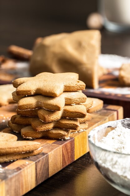 Biscuits de pain d&#39;épice de Noël sur la table